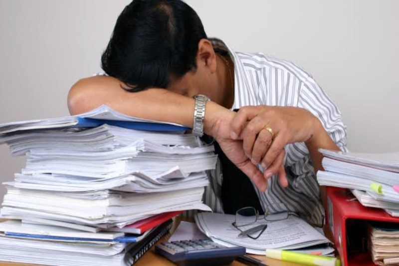 संसाधन घटे, काम का बोझ बढ़ा, अधिकारी तनाव में