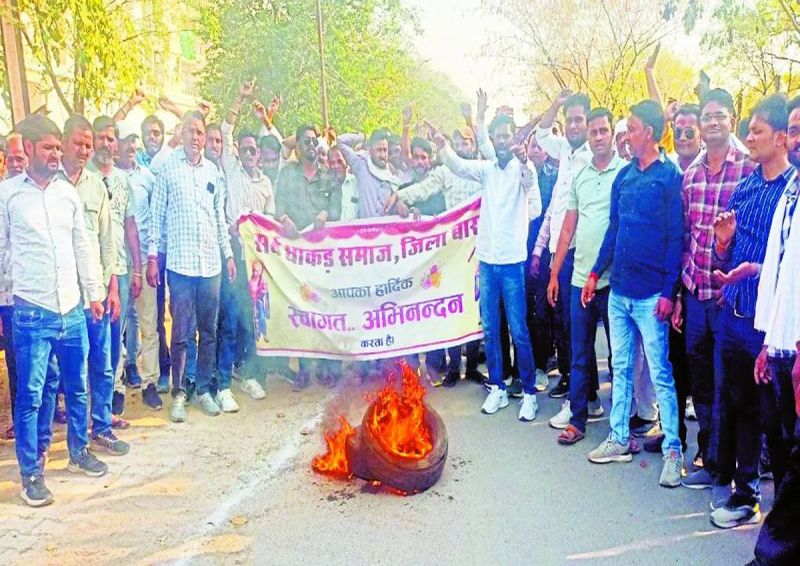 भोज्याखेड़ी में पिता-पुत्र को घर में घुसकर चाकू से गोदने का मामला अब तूल पकड़ रहा है। गुरुवार को सर्व धाकड समाज ने मामले की निष्पक्ष जांच और आरोपियों के अवैध अतिक्रमण को गिराने की मांग करते हुए जोरदार प्रदर्शन किया।