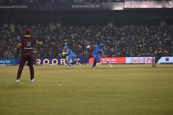 IML 2025 Final: सचिन तेंदुलकर ने उठाई ट्रॉफी, झूम उठे 50 हजार से ज्यादा दर्शक... देखें जीत की खूबसूरत तस्वीरें