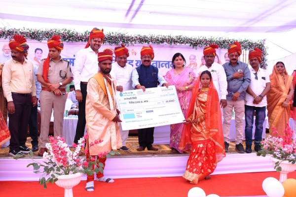 CG News: 192 जोड़ों ने एक दूजे का थामा हाथ, डिप्टी CM बने साक्षी, देखें तस्वीरें
