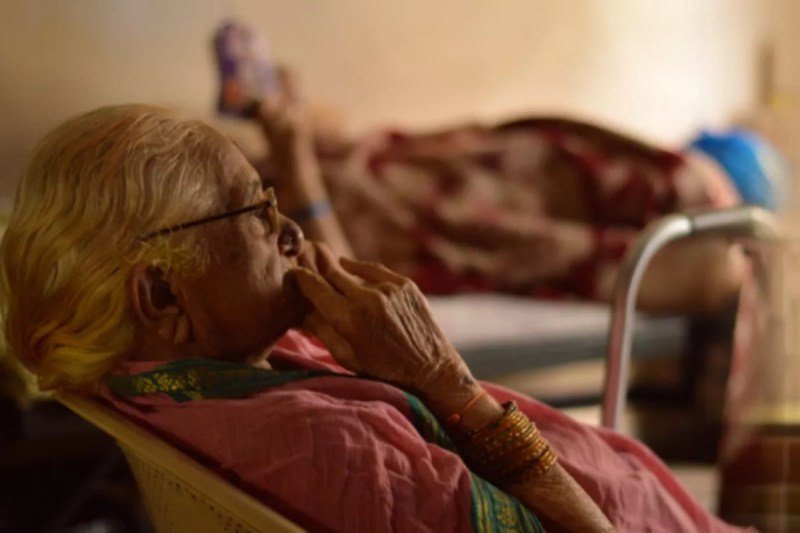 अस्पताल में बेसहारा छोड़ी गई वृद्धा