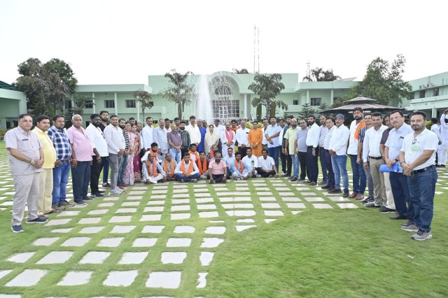 CG News: किसानों ने CM साय को भेंट किया 40 किलो का विशाल मखना, देखें तस्वीरें