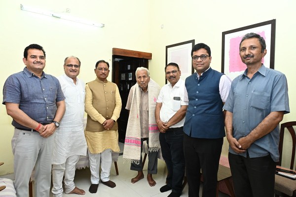 Gyanpeeth Award: ज्ञानपीठ सम्मान पाने वाले राज्य के पहले लेखक से मिले CM साय, दी बधाई, बचपन की स्मृतियां हुईं ताजा