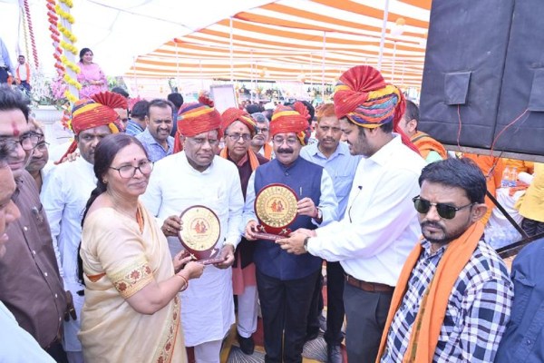 CG News: 192 जोड़ों ने एक दूजे का थामा हाथ, डिप्टी CM बने साक्षी, देखें तस्वीरें
