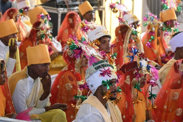 बलौदाबाजार में CM साय ने 44 नवविवाहित जोड़ों को दिया आशीर्वाद, देखें Photo...