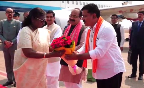 
President Draupadi Murmu: एयरपोर्ट में राष्ट्रपति द्रौपदी मुर्मु का भव्य स्वागत, देखें तस्वीरें  