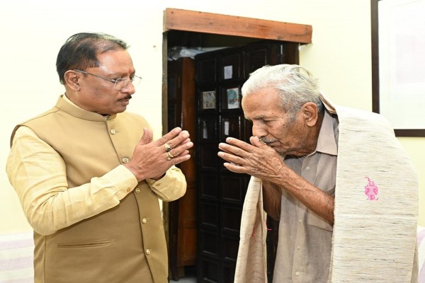 Gyanpeeth Award: ज्ञानपीठ सम्मान पाने वाले राज्य के पहले लेखक से मिले CM साय, दी बधाई, बचपन की स्मृतियां हुईं ताजा