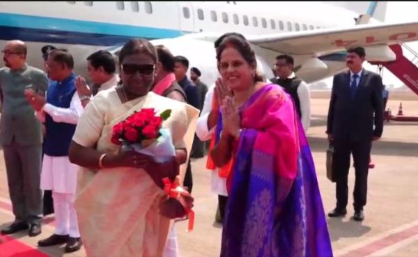 

President Draupadi Murmu: एयरपोर्ट में राष्ट्रपति द्रौपदी मुर्मु का भव्य स्वागत, देखें तस्वीरें  