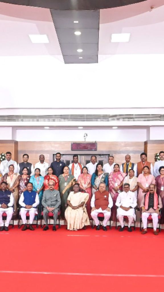 राष्ट्रपति द्रौपदी मुर्मू ने विधानसभा परिसर में किया कदम्ब का पौधरोपण, आगमन पर हुआ भव्य स्वागत