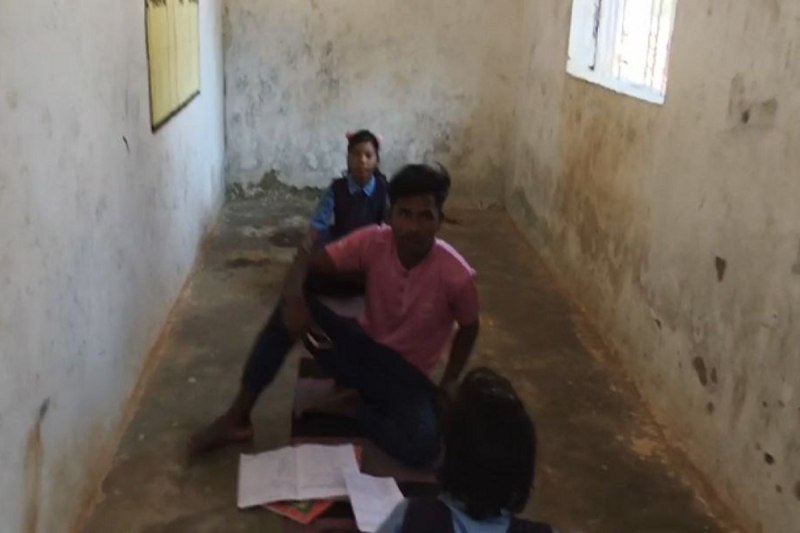 5th board exam: Video: 5वीं बोर्ड की परीक्षा में बच्चों की जगह स्वीपर हल कर रहा था प्रश्न पत्र, वीडियो बनते देख ये हो गई हालत