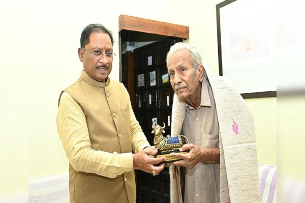 Gyanpeeth Award: ज्ञानपीठ सम्मान पाने वाले राज्य के पहले लेखक से मिले CM साय, दी बधाई, बचपन की स्मृतियां हुईं ताजा