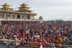 धूप से बचने श्रद्धालुओं ने तान लिए चादर और शॉल के तंबू - image