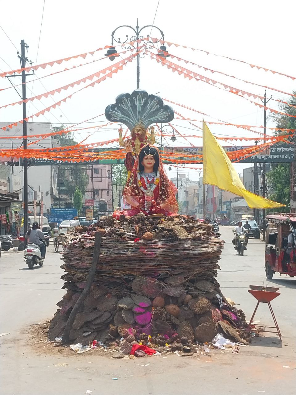 Holika Dahan 2025: रायपुर में मची होली की धूम, होलिका दहन को लेकर तैयारी पूरी,
देखें तस्वीरें