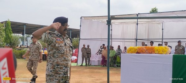 CG News: नक्सली हमले में शहीद जवान को पुलिस लाइन में अंतिम सलामी, देखें तस्वीरें 
