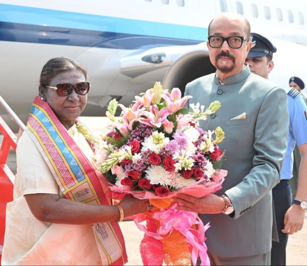 

President Draupadi Murmu: एयरपोर्ट में राष्ट्रपति द्रौपदी मुर्मु का भव्य स्वागत, देखें तस्वीरें  