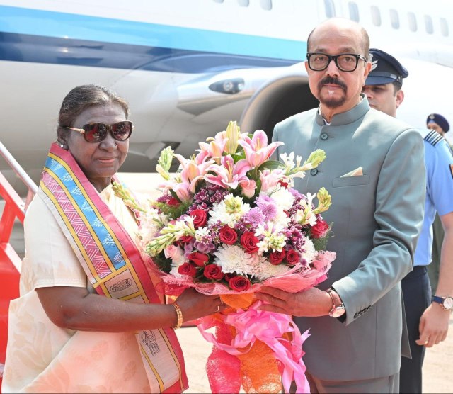 

President Draupadi Murmu: एयरपोर्ट में राष्ट्रपति द्रौपदी मुर्मु का भव्य स्वागत, देखें तस्वीरें  