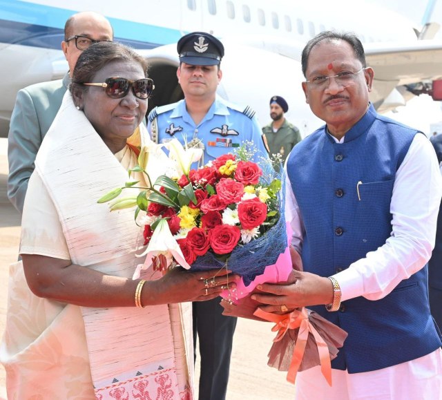 

President Draupadi Murmu: एयरपोर्ट में राष्ट्रपति द्रौपदी मुर्मु का भव्य स्वागत, देखें तस्वीरें  