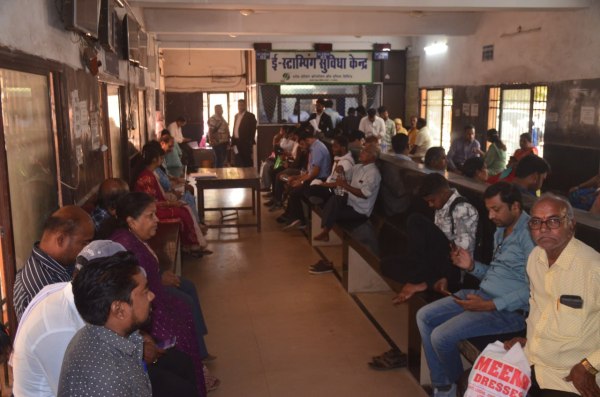 CG News: रजिस्ट्री ऑफिस में लगी भीड़, देखें तस्वीरें