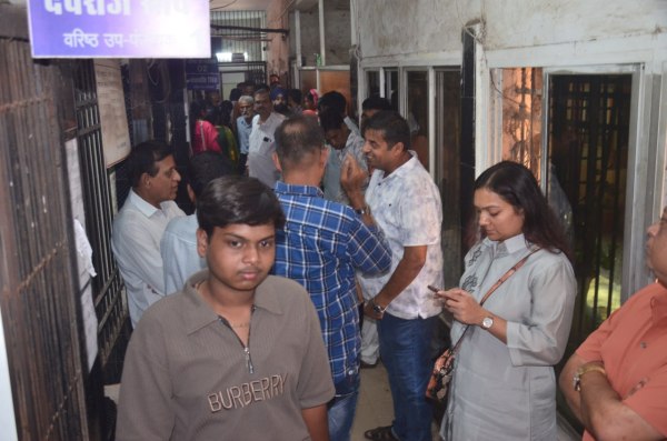 CG News: रजिस्ट्री ऑफिस में लगी भीड़, देखें तस्वीरें