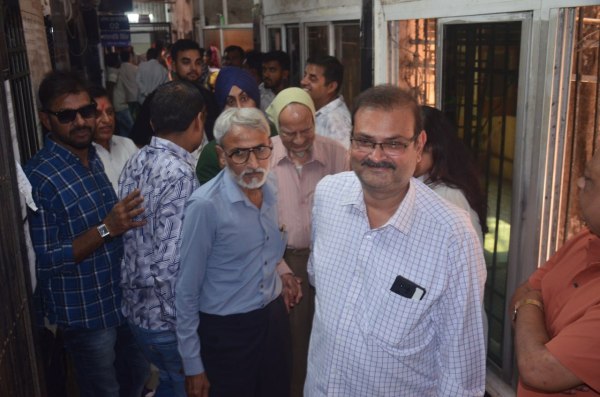 CG News: रजिस्ट्री ऑफिस में लगी भीड़, देखें तस्वीरें