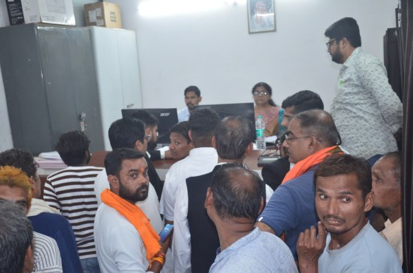 CG News: रजिस्ट्री ऑफिस में लगी भीड़, देखें तस्वीरें