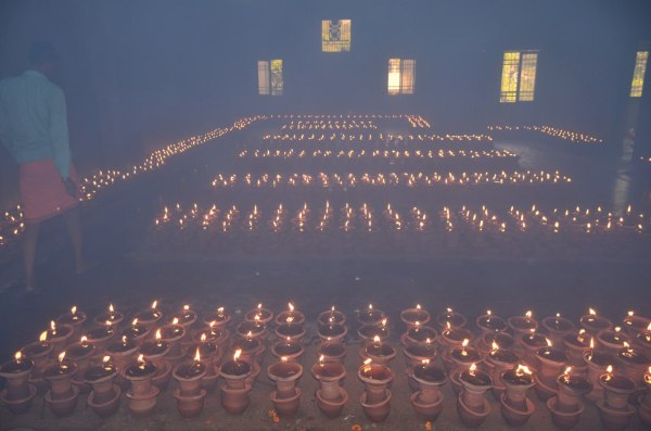 Chaitra Navratri 2025: देवी मंदिरों में जले मनोकामना दीप, भक्तों की लगी भीड़, देखें Photo..