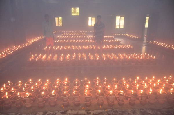 Chaitra Navratri 2025: देवी मंदिरों में जले मनोकामना दीप, भक्तों की लगी भीड़, देखें Photo..