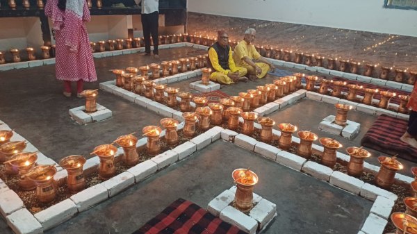 Chaitra Navratri 2025: देवी मंदिरों में जले मनोकामना दीप, भक्तों की लगी भीड़, देखें Photo..