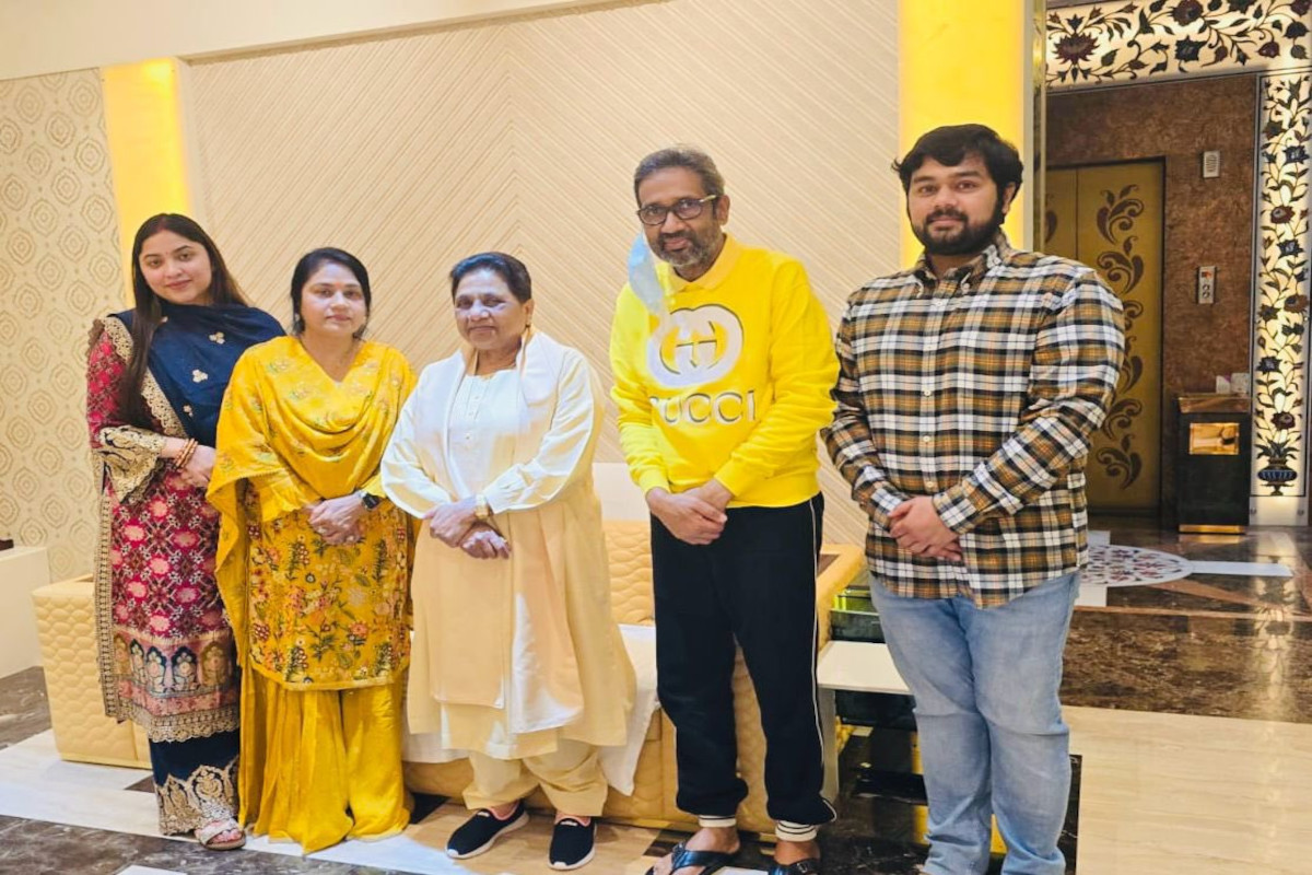 लखनऊ स्थित आवास पर पहुंची मायावती, विधायक और उनके परिवार से की बातचीत, पार्टी में एकता और सहयोग का दिया संदेश