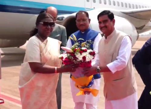 

President Draupadi Murmu: एयरपोर्ट में राष्ट्रपति द्रौपदी मुर्मु का भव्य स्वागत, देखें तस्वीरें  