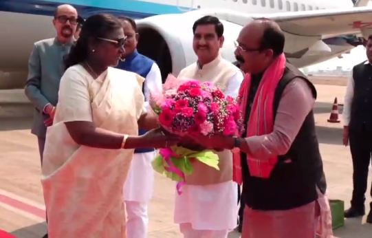 

President Draupadi Murmu: एयरपोर्ट में राष्ट्रपति द्रौपदी मुर्मु का भव्य स्वागत, देखें तस्वीरें  