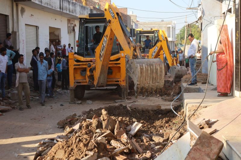 अतिक्रमण पर परिषद फिर सख्त, कच्चे पक्के सब ध्वस्त Council again strict on encroachment, all the concrete and kutcha buildings demolished