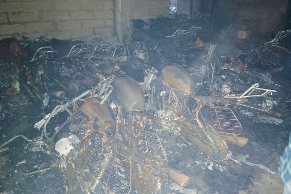 बाइक के शोरूम में लगी आग, 50 से अधिक जली बाइक Fire broke out in a bike showroom, more than 50 bikes burnt
