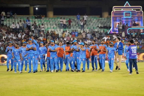 IML 2025 Final: सचिन तेंदुलकर ने उठाई ट्रॉफी, झूम उठे 50 हजार से ज्यादा दर्शक... देखें जीत की खूबसूरत तस्वीरें