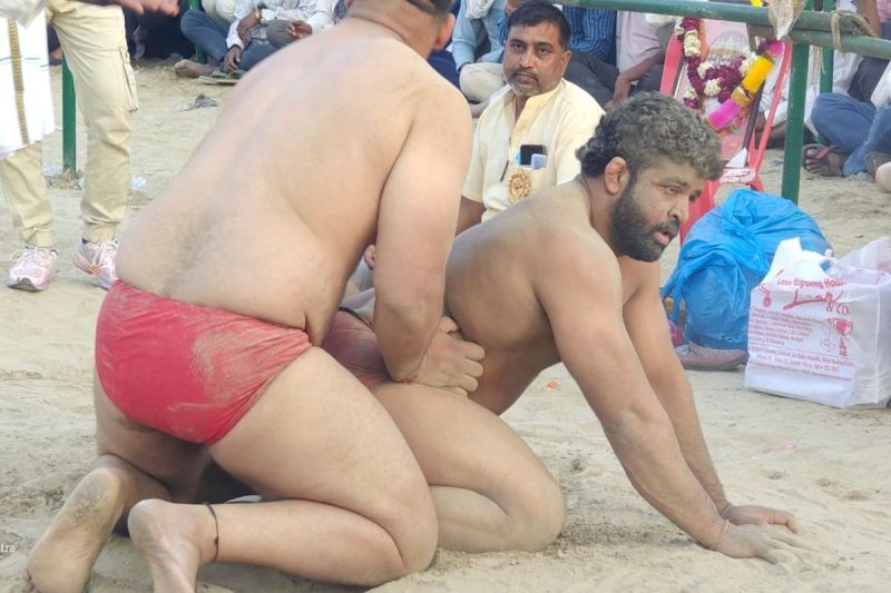 फिरोजाबाद के शेरा ने जीती 2 लाख की आखिरी कुश्ती Firozabad's Shera won the last wrestling match worth 2 lakhs