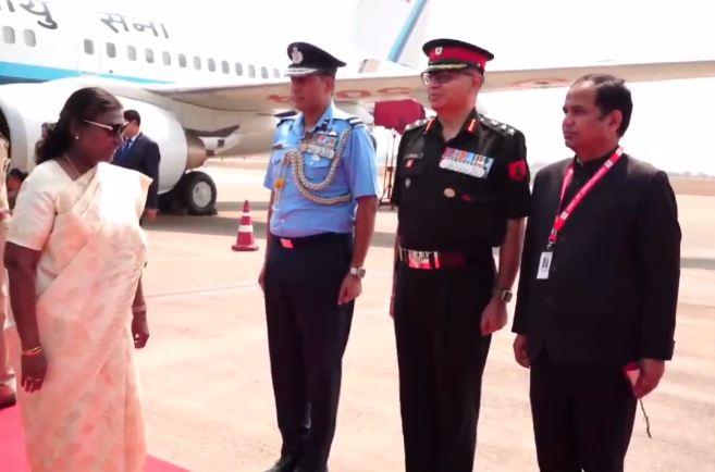 

President Draupadi Murmu: एयरपोर्ट में राष्ट्रपति द्रौपदी मुर्मु का भव्य स्वागत, देखें तस्वीरें  