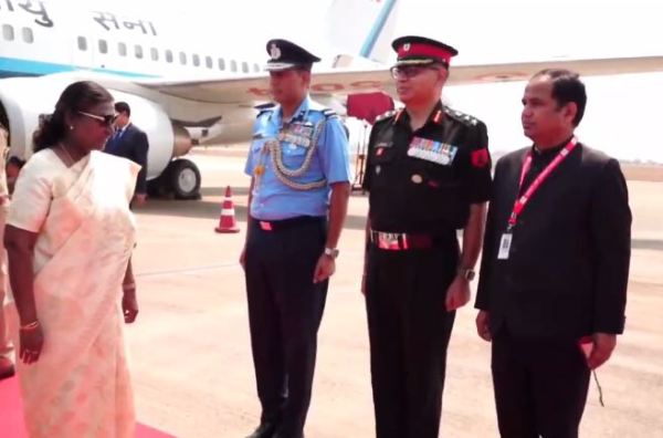

President Draupadi Murmu: एयरपोर्ट में राष्ट्रपति द्रौपदी मुर्मु का भव्य स्वागत, देखें तस्वीरें  