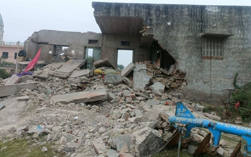 मकान गिरने के बाद पड़ा मलबा