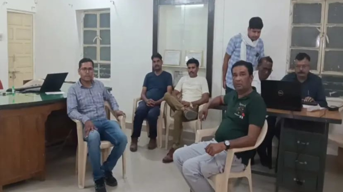ACB की कार्रवाई : महिला सहायक वनपाल गिरफ्तार, एक दिन पहले रेंजर और सहायक वनपाल
हुए थे गिरफ्तार