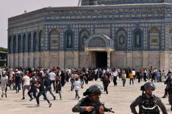 Al-Aqsa Masjid: रमज़ान में जुमे के दिन नमाज़ के समय इज़राइली सैनिकों ने अल-अक्सा
मस्जिद पर हमला किया - image