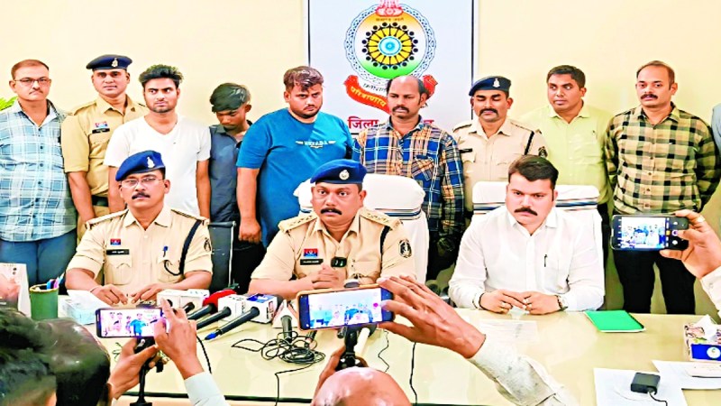 तहसीलदार बालोद आशुतोष शर्मा को चाकू दिखाकर 6500 रुपए की लूट करने वाले चार आरोपियों को पुलिस ने गिरफ्तार कर जेल दिया है। चारों आरोपियों ने अपना गुनाह कबूल कर लिया है। दो आरोपी पूर्व में भी लूट को अंजाम दे चुके है।