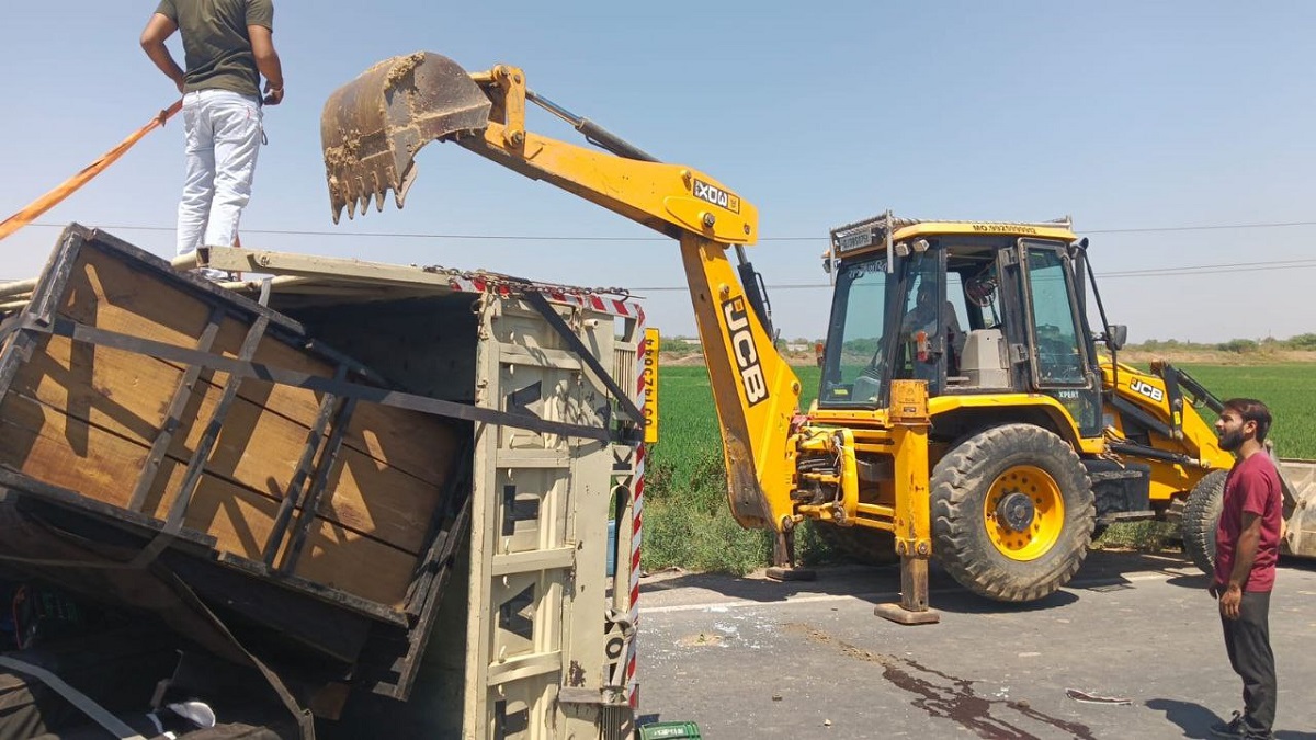 Ahmedabad: डीजे वाहन पलटा, दो की मौत