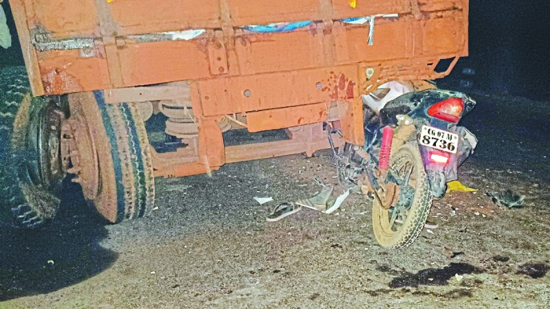 थाना अर्जुंदा क्षेत्र में सड़क पर खड़ी ट्रक से एक मोटरसाइकिल में सवार तीन युवकों के टकराने से घटनास्थल पर ही तीनों की मौत हो गई।