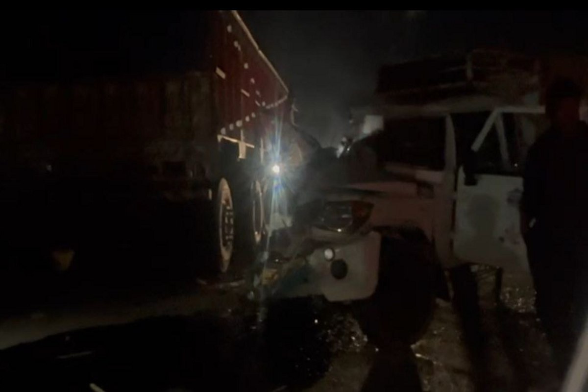 Cattle smuggling: Video: एनएच पर खड़े ट्रक से भिड़ी पिकअप, लोग पहुंचे तो निकला गौ तस्करी का मामला, बंधे थे पैर, 1 की मौत