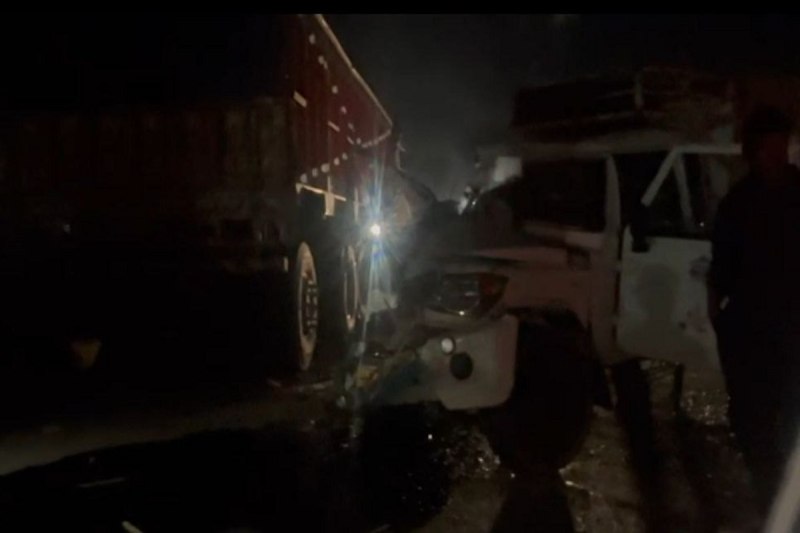 Cattle smuggling: Video: एनएच पर खड़े ट्रक से भिड़ी पिकअप, लोग पहुंचे तो निकला गौ तस्करी का मामला, बंधे थे पैर, 1 की मौत