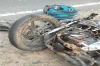 CG Road Accident: दो बाइकों की आमने-सामने भिड़ंत, शिक्षक की दर्दनाक मौत, तीन लोग गंभीर रूप से घायल