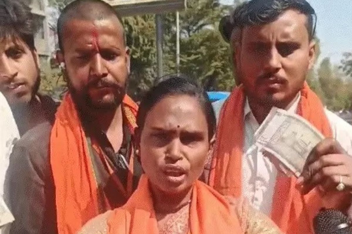 ‘सपा सांसद की जीभ काटकर लाने पर मिलेगा 1 लाख इनाम’, महिला ने नोटों की गड्डी
लहराकर किया ऐलान