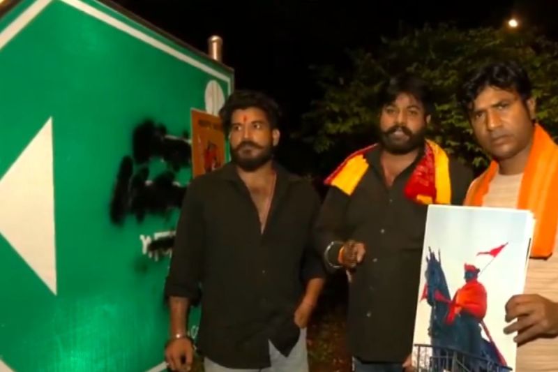 Akbar Road Sign Board: एक भी आक्रांता को नहीं छोड़ेंगे, मिटा देंगे...दिल्ली में युवक ने अकबर के साइनबोर्ड पर कालिख पोती, पुलिस को दी चेतावनी