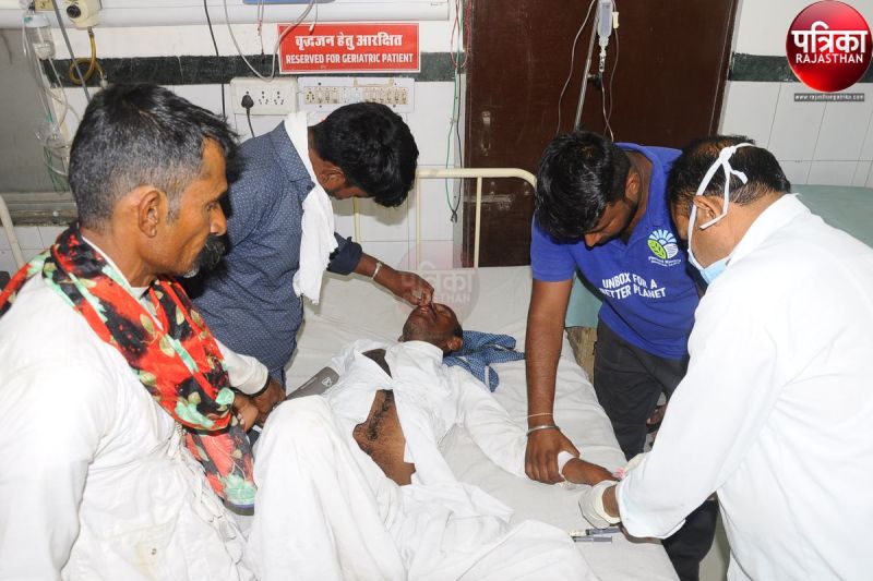 श्मशान घाट में मधुमक्खियों का हमला, परिजन, रिश्तेदार व ग्रामीण शव छोड़कर भागे, 40 से अधिक को मारा डंक