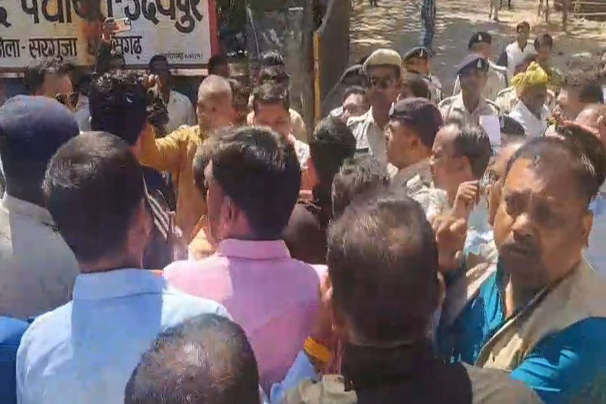 Clash during voting: Video: वोटिंग से पहले नेताओं में जमकर झूमाझटकी, दीं गालियां, उदयपुर जनपद अध्यक्ष-उपाध्यक्ष पद पर कांग्रेस का कब्जा